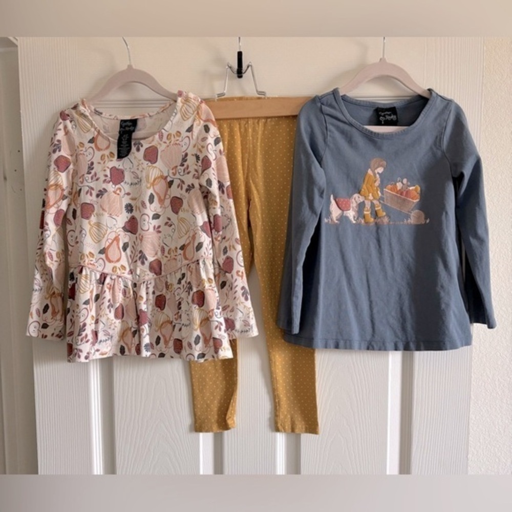 Cynthia Rowley Bundle ofTwo Kids Pumpkin Tops and Mustard Leggings Set
Size 5T